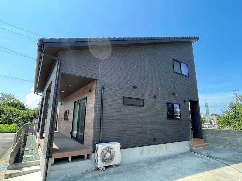 新居浜市国領|回遊動線・充実収納・駐車4台の築浅住宅