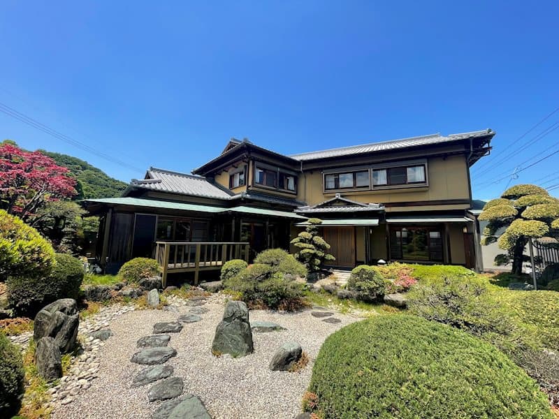 新居浜市西の土居町|日本庭園・茶室・ガレージ付きの日本家屋