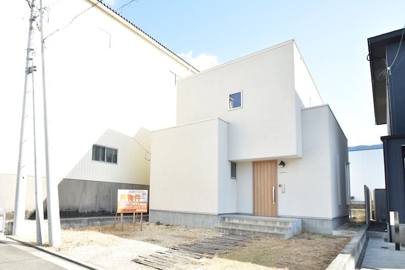 四国中央市妻鳥町|約25帖のLDK・収納充実の築浅住宅
